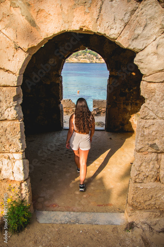 Mujer en una playa paradisiaca de mallorca