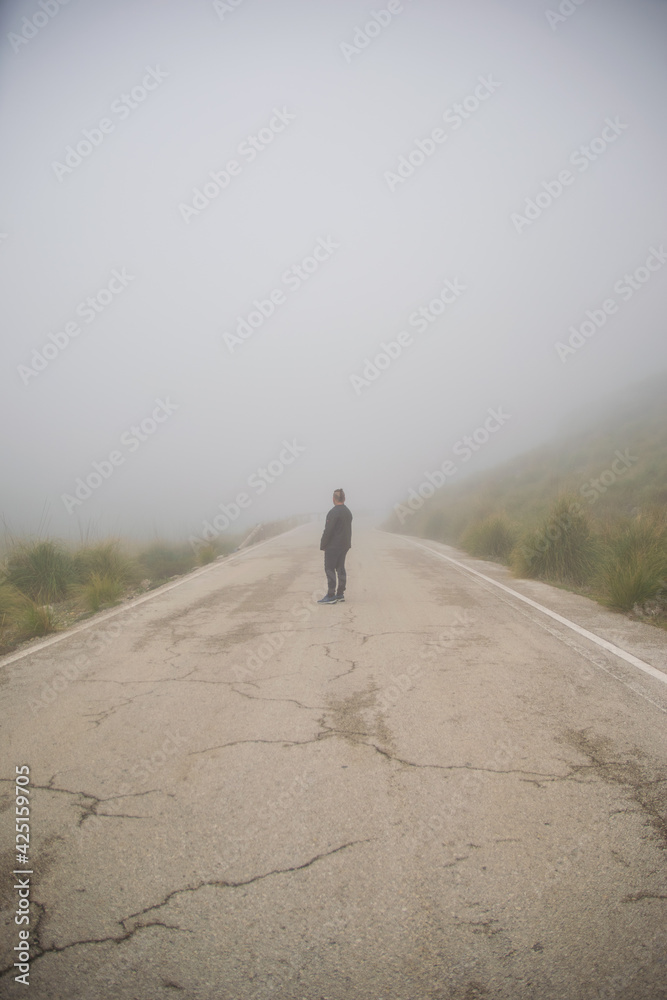 Obraz premium Hombre entre la niebla de la montaña
