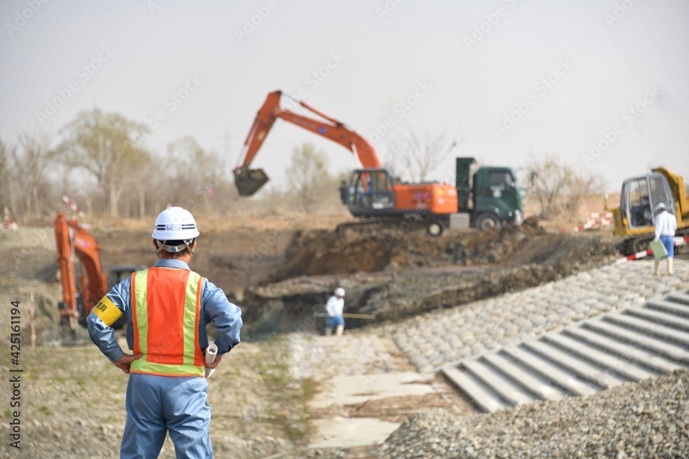 建設工事を管理・指揮する現場監督
