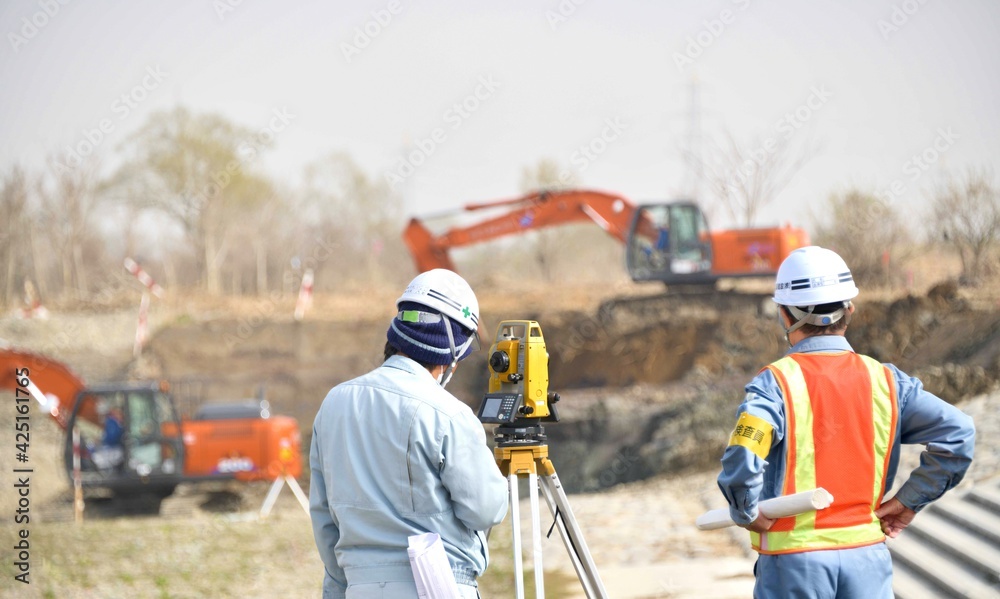 建設工事を測量するエンジニア
建設工事を測量するエンジニア