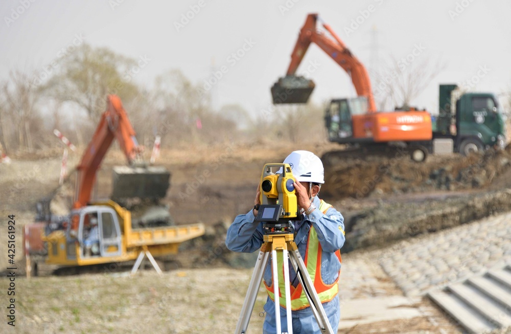 建設工事を測量するエンジニア
建設工事を測量するエンジニア