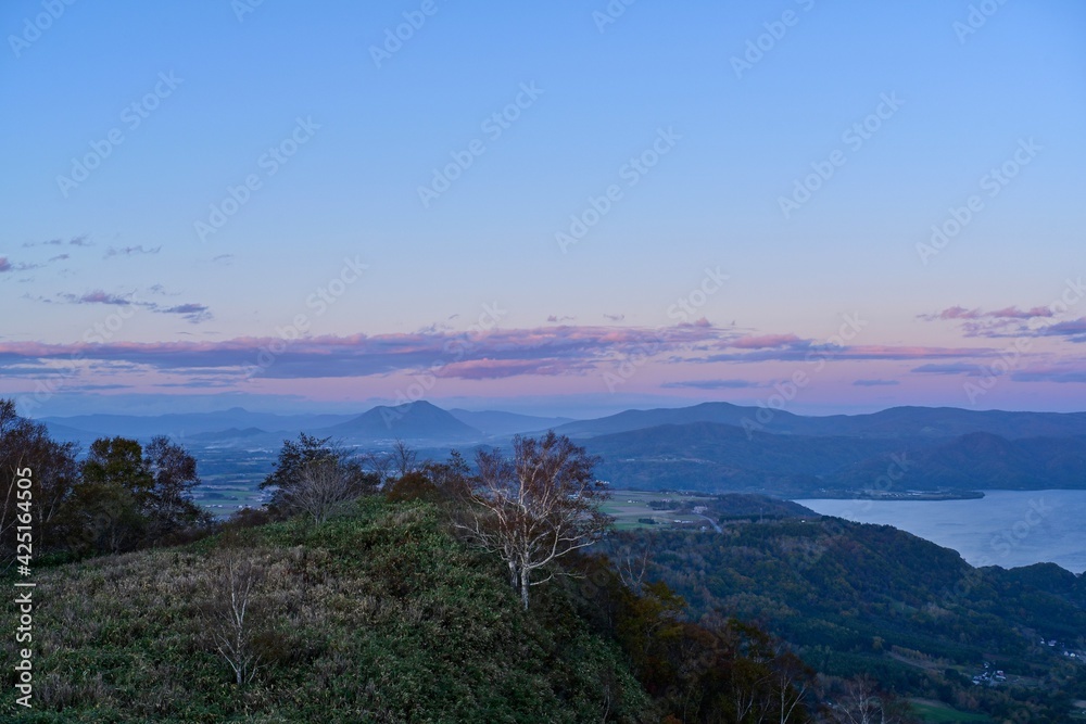 夕焼けに染まる羊蹄山と洞爺湖の情景＠北海道