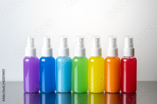 カラフルなスプレーボトル 虹のイメージ