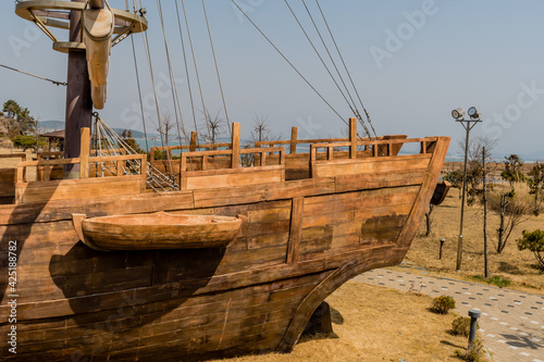 Fotobehang Lifeboat on side of replica 14th century British sailing vessel