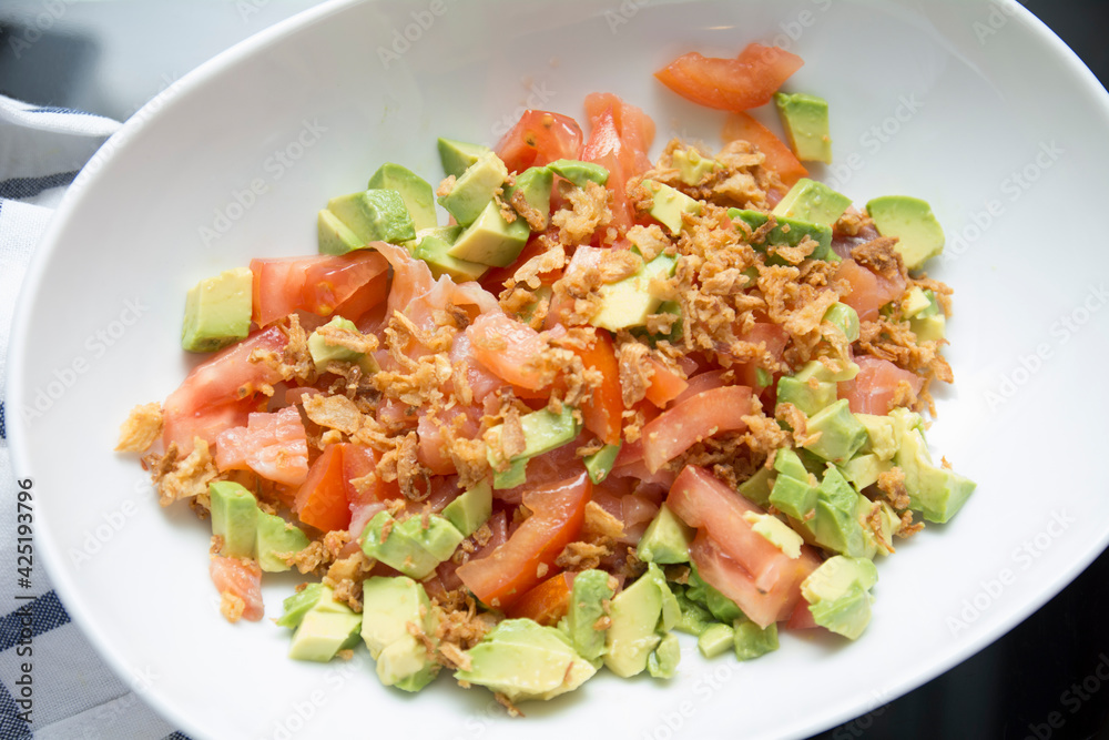 ensalada de salmon tomate y aguacate comida mediterranea ensalada de salmon tomate y aguacate comida mediterranea