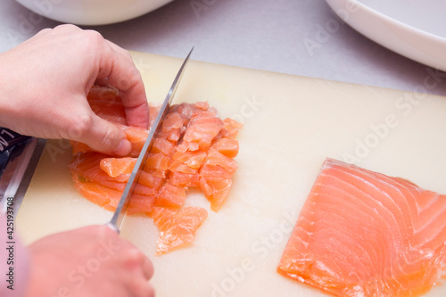 cortando salmon