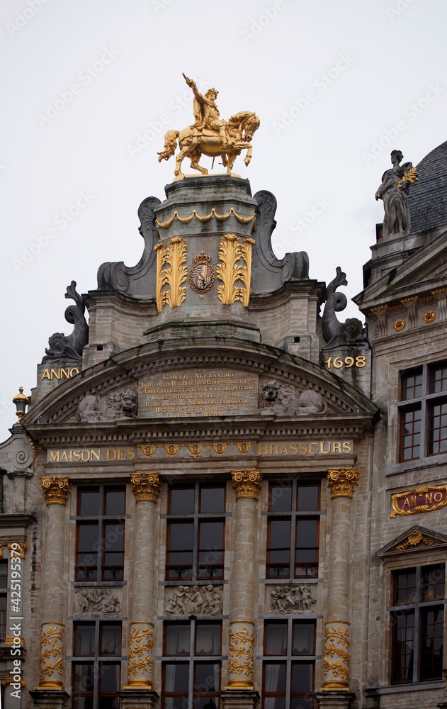  Around the Grand Place are located former guild house. Each of them has a unique shape