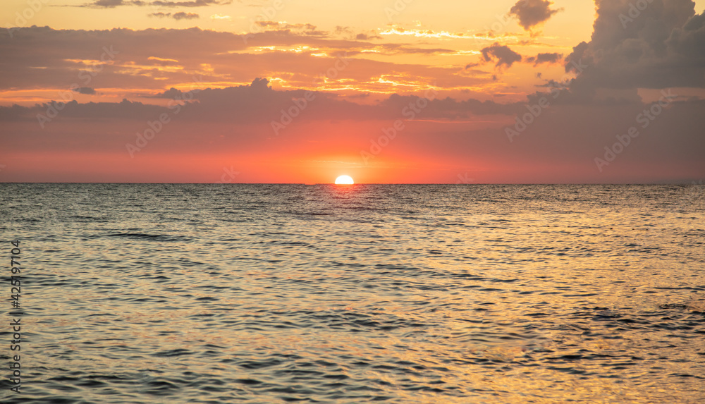 Fototapeta premium Horizon on the sea at sunset.