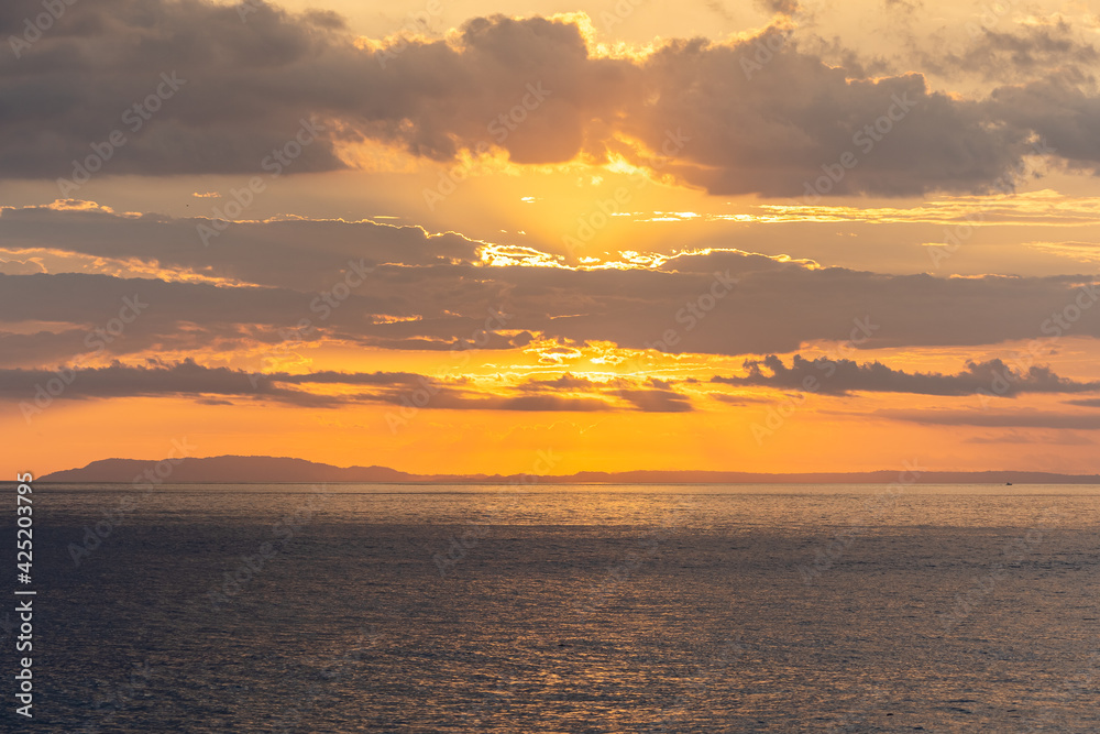 Fototapeta premium Beautiful colors of a sunset in the pacific ocean in the magical beaches of Costa Rica