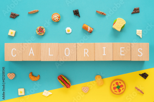 カロリー｜「CALORIES」と書かれた積み木と食べ物のオブジェ photo