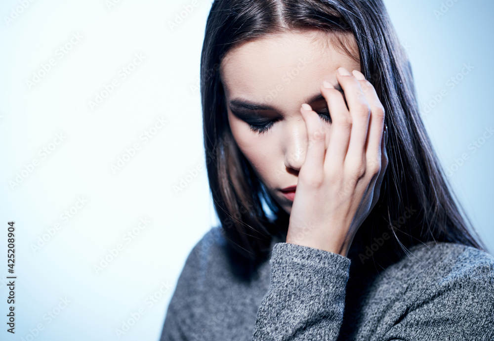 Legal video with evening make-up in a gray sweater on a light background cropped look Legal video with evening make-up in a gray sweater on a light background cropped look