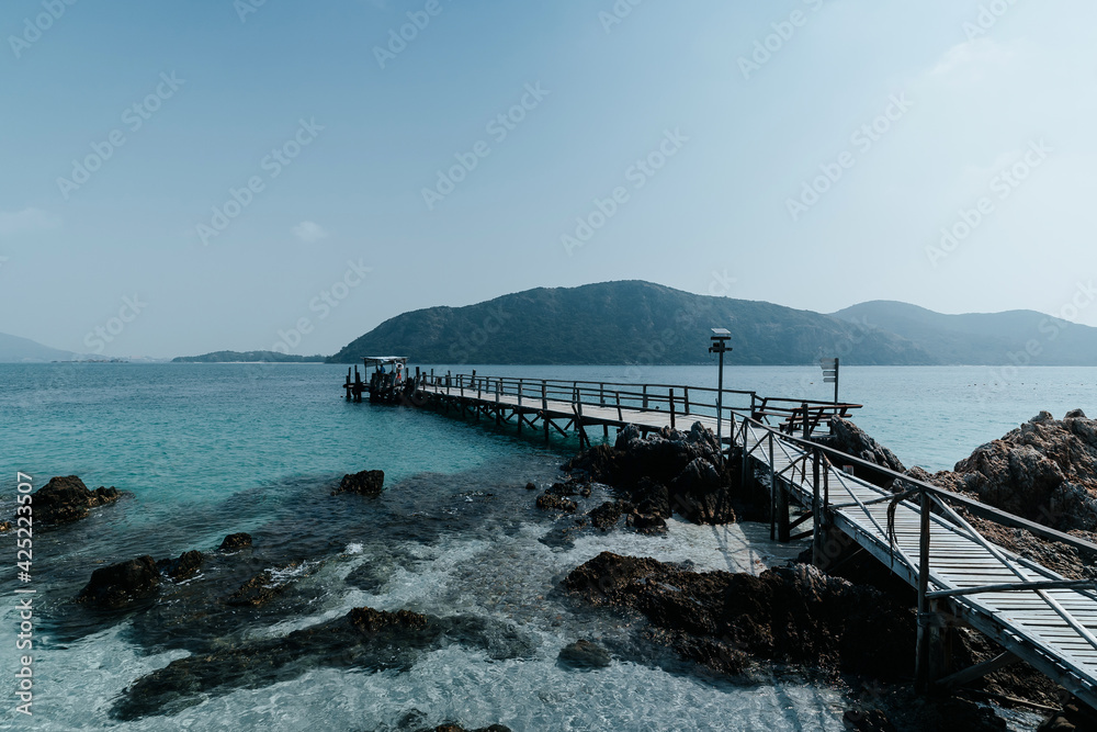 Obraz premium beautiful soft wave clear blue transparency sea ocean water and rocks at the bottom of the tropical paradise beach coast summer sea view at koh kham Samae SanIsland, Sattahip, Chonburi, Thailand
