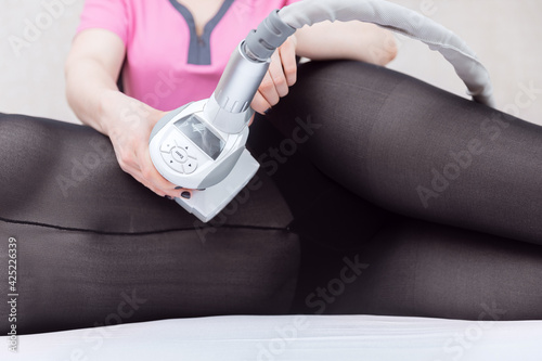 Fotografia LPG massage to remove cellulite from body woman for lifting belly