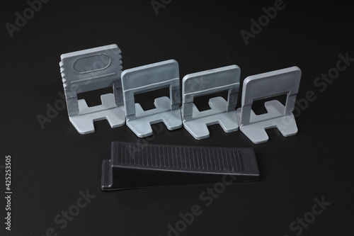 Wedge and leveling blocks for tilers