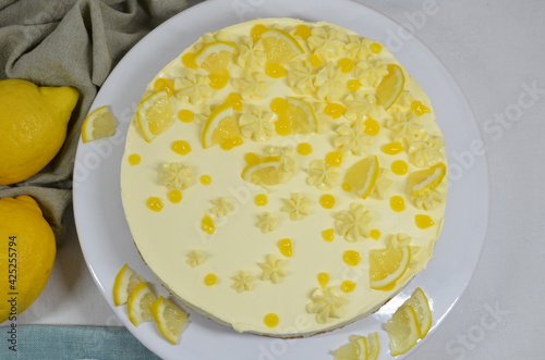 Lemon Curd Cheesecake auf Tortenplatte photo