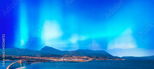Fotografi Aurora borealis - Northern lights in the sky over Tromso - Tromso, Norway