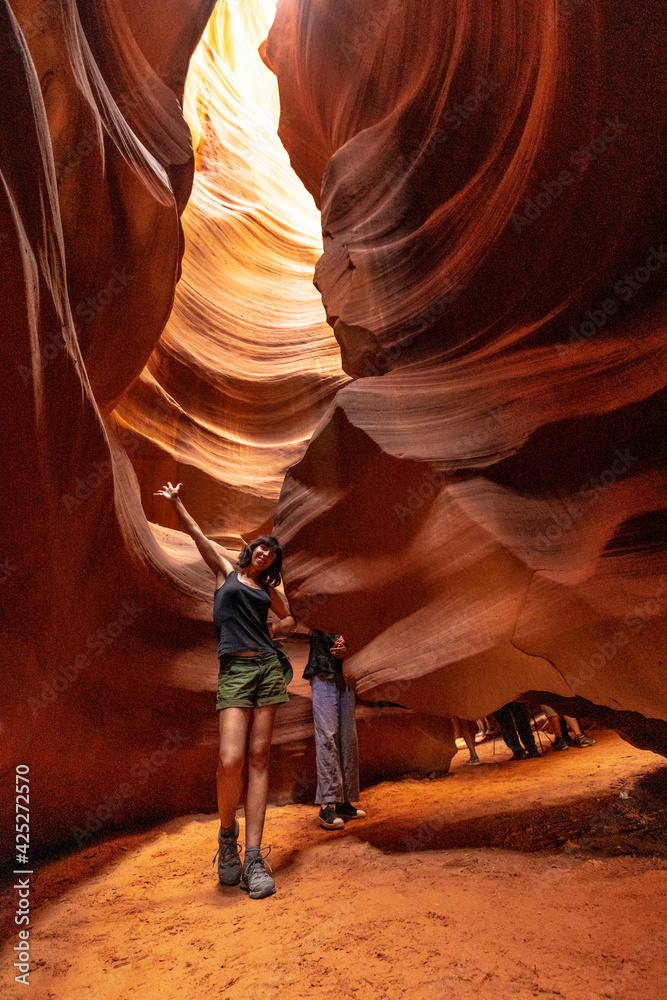 Φωτογραφία A young woman on the Upper Antelope Canyon trail in the city of Page, Arizona