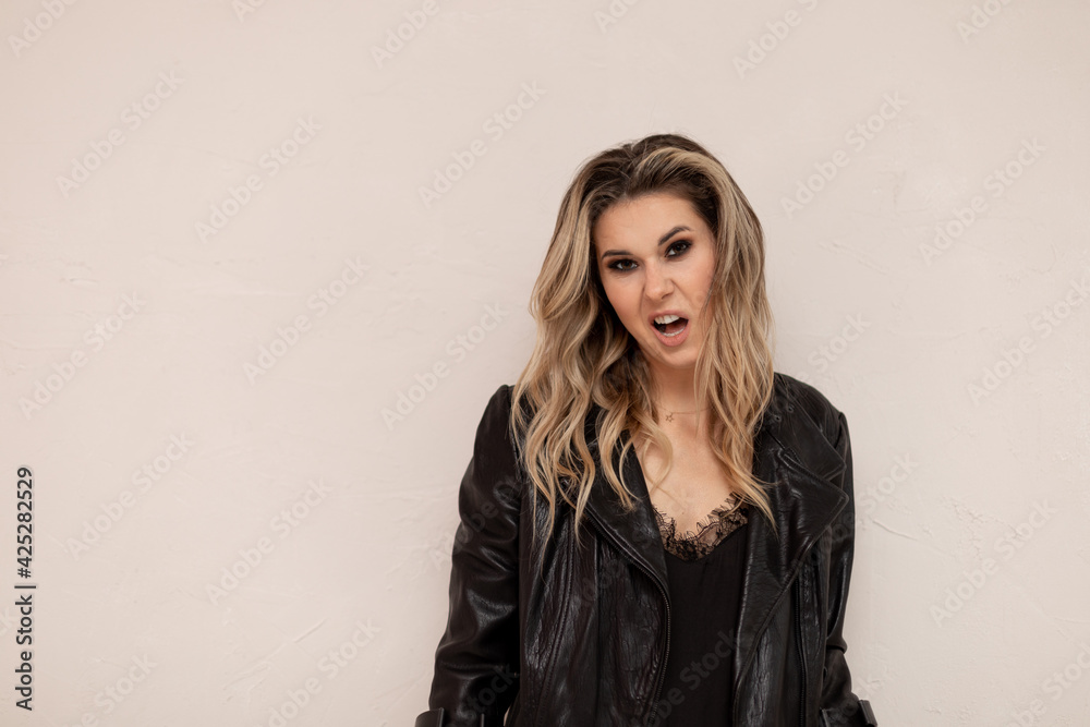 Φωτογραφία girl screaming angry emotions in black leather jacket outdoor shouts or expresses emotions