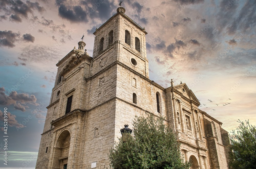 Iglesia de Santiago en la localidad de Cigales, provincia de Valladolid, de arquitectura herreriana y renacentista siglo XVI a siglo XVII