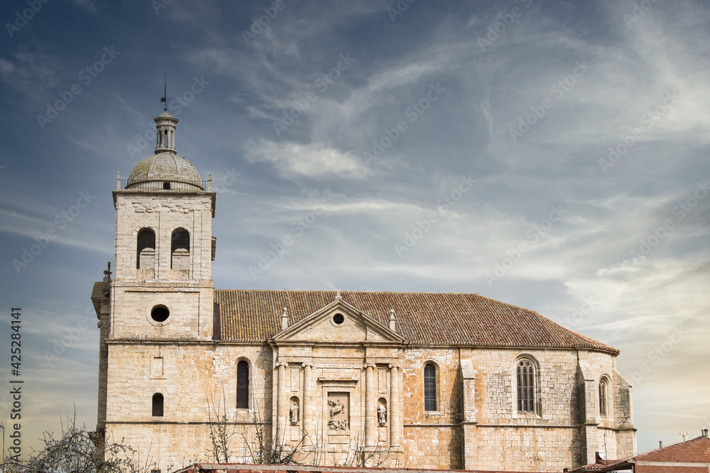 Vista alejada de la iglesia de Santiago en la localidad de Cigales, provincia de Valladolid, de estilo herreriano y renacentista siglo XVI a siglo XVII