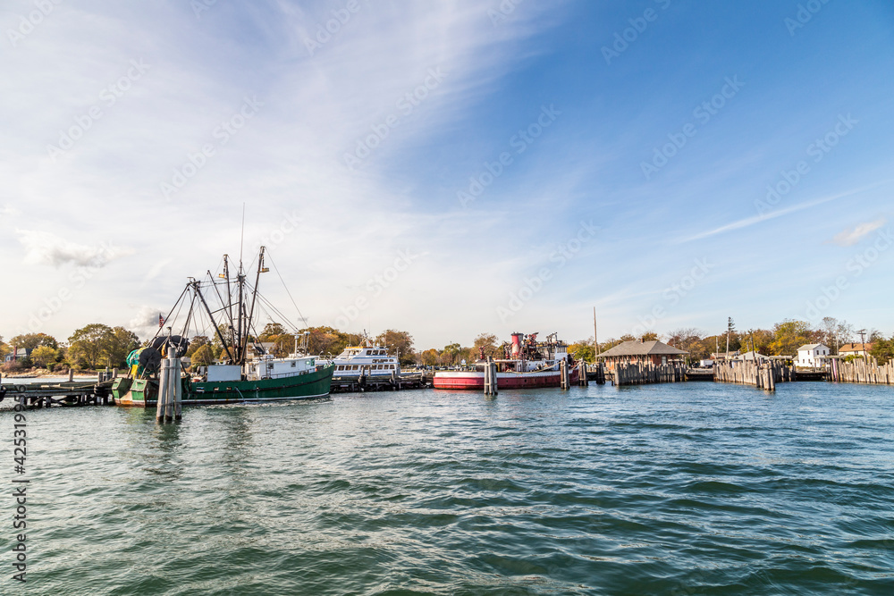 Obraz premium entering the harbor in Greenport by
