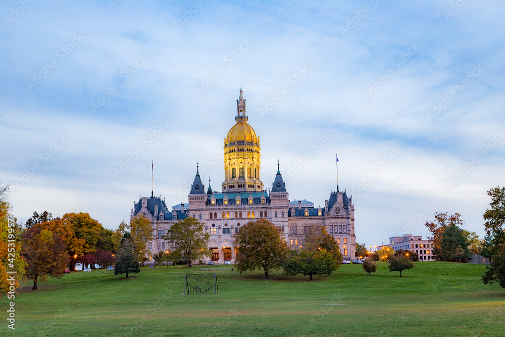 Obraz premium Hartford capitol illuminated by night