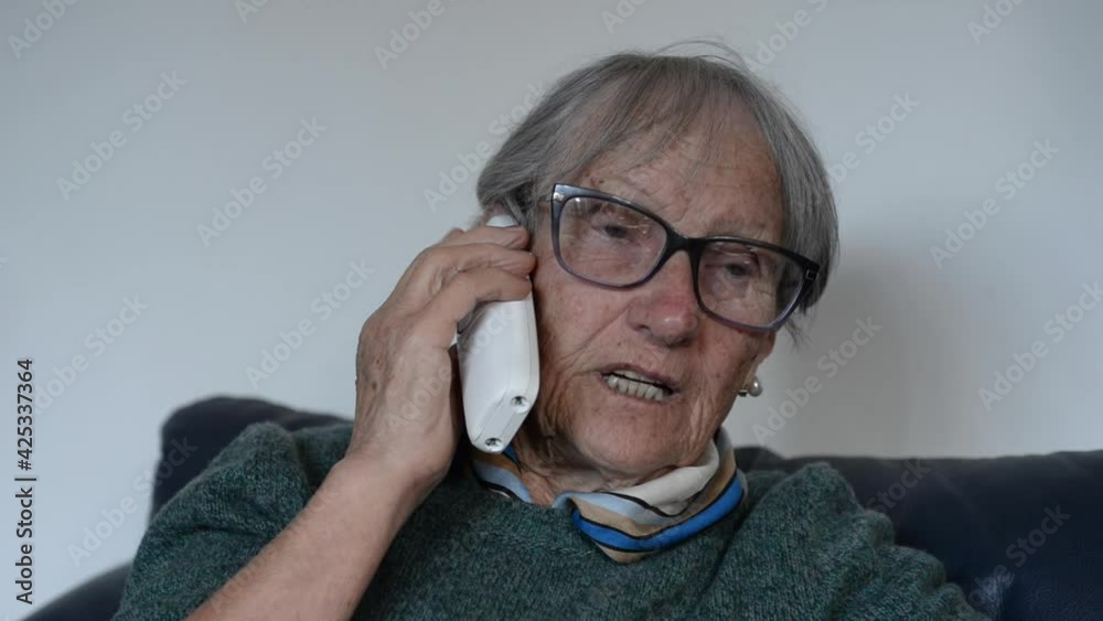 donna anziana parla al telefono