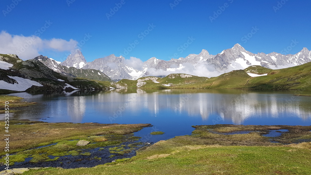 Paysage de montagne enneigé avec un lac en premier plan. Paysage Suisse