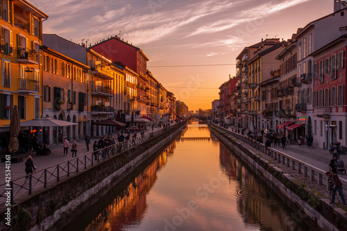 Fototapeta Naklejka Na Ścianę i Meble -  Tramonto sul Naviglio Grande - Milano 