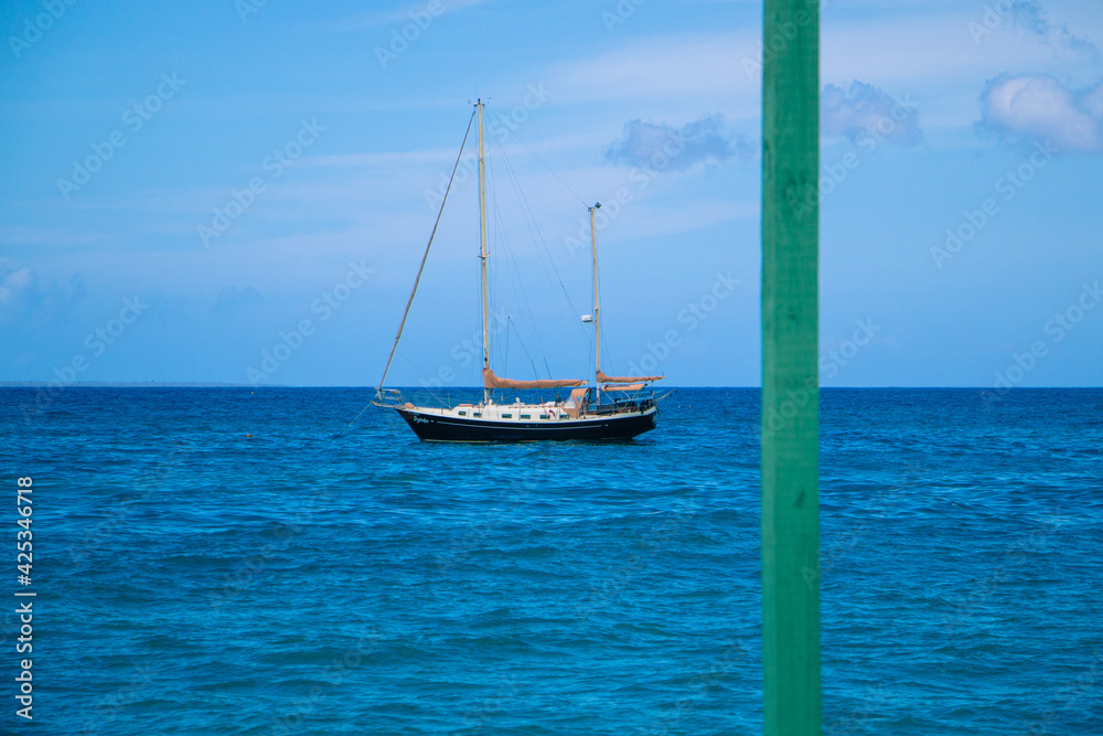 Obraz premium Boat in caribbean sea