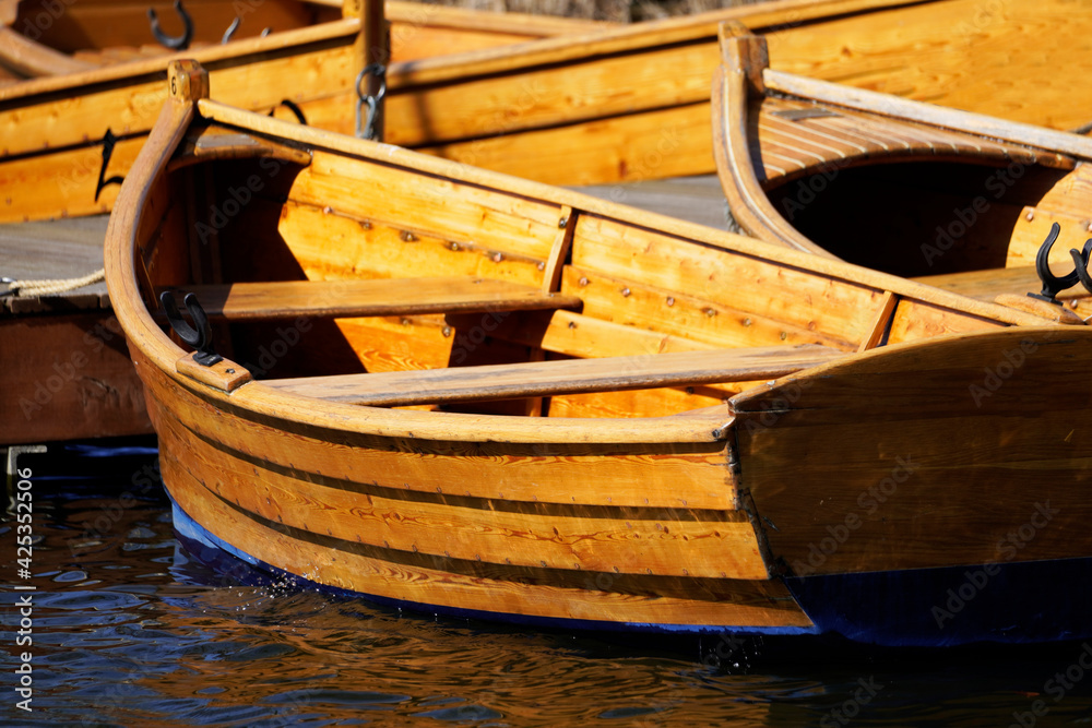 Ruderboote aus Holz, abgestellt auf einem See im Winter.