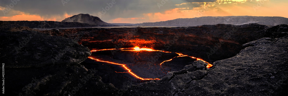 Lac de lave dans le cratère du volcan Erta Ale dans le nord de l'Ethiopie