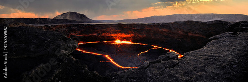 Obraz na płótnie Lac de lave dans le cratère du volcan Erta Ale dans le nord de l'Ethiopie w salonie