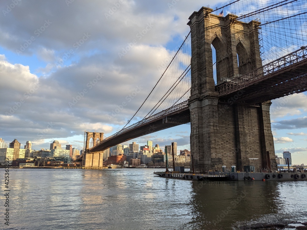 Obraz premium Evening sun over the Brooklyn Bridge, New York - April 2021