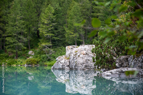 Un rocher au bord du lac de Sorapis dans les Dolomites, Sud-Tyrol, Italie, 2020