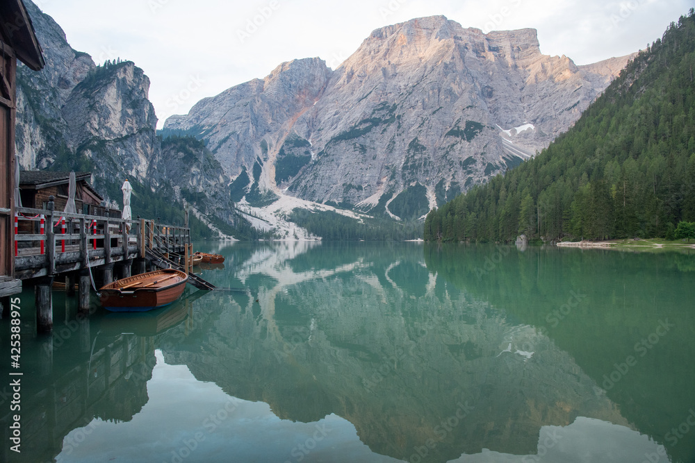 Le lac de Braies dans les Dolomites, Sud-Tyrol, Italie, , 2020