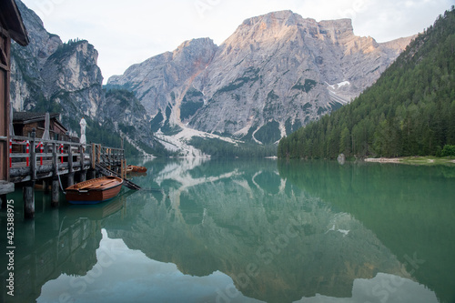 Le lac de Braies dans les Dolomites, Sud-Tyrol, Italie, , 2020