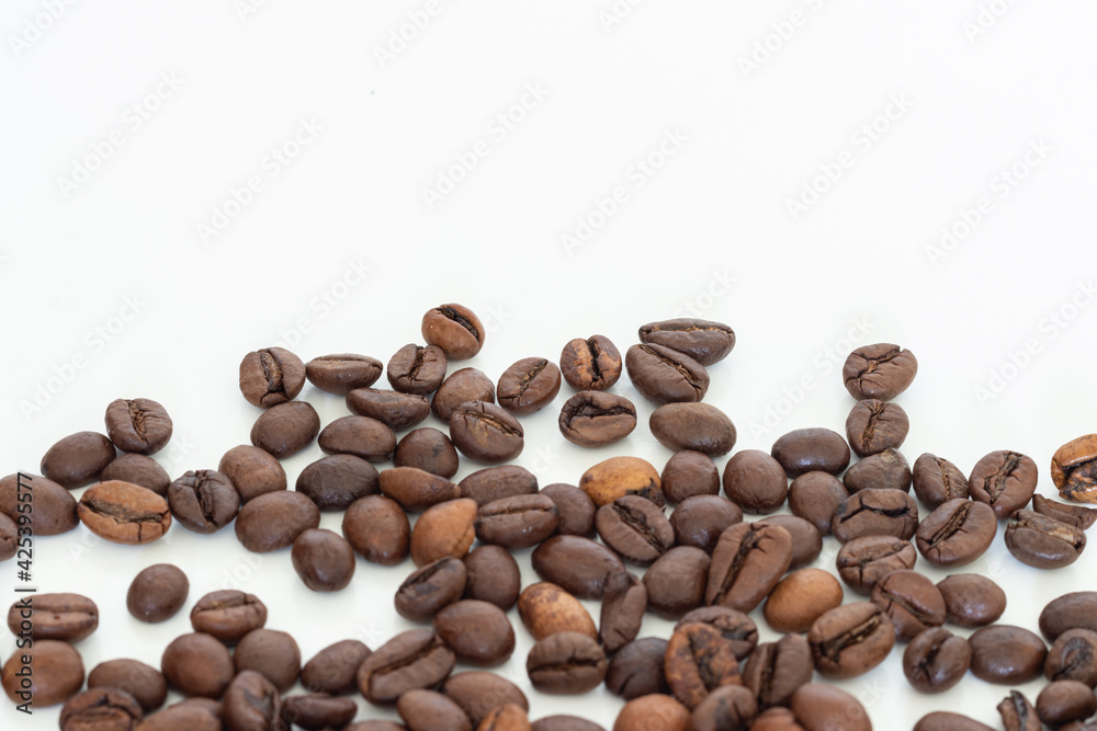 Naklejka premium Coffee beans isolated on a white background with copy space