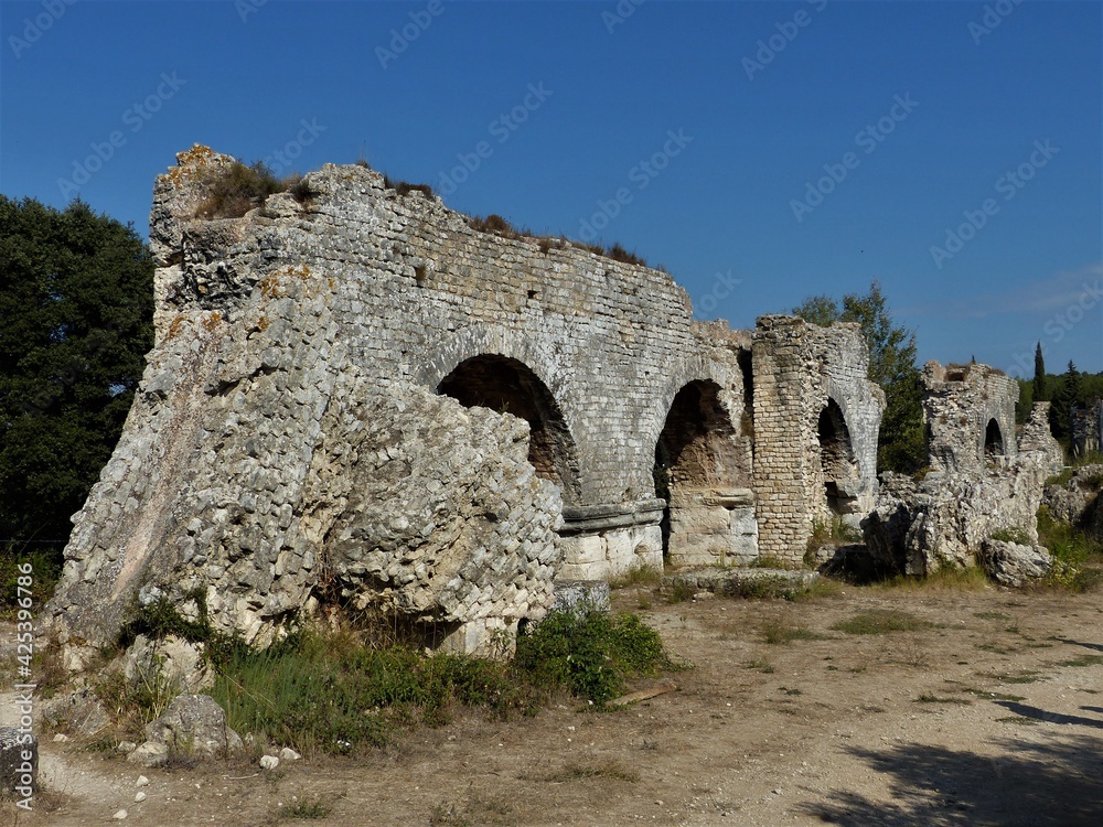 Verlauf römisches Aquädukt bei Fontvieille in der Provence / Frankreich