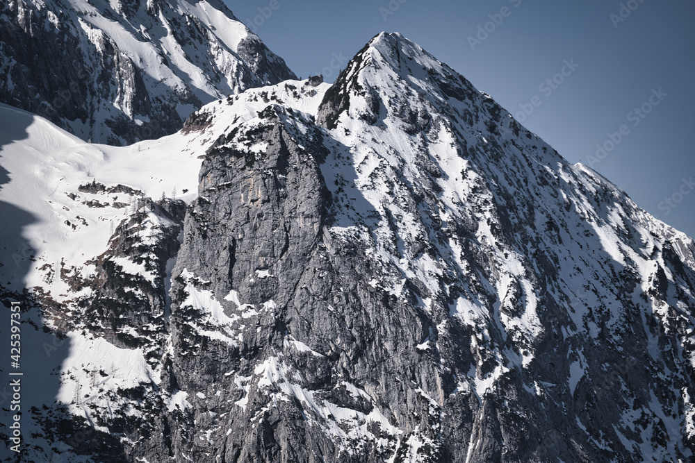 Obraz premium snow covered mountain peaks