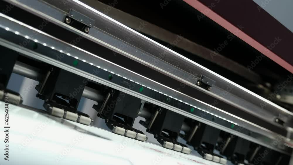 Large format digital printing machine and moving print head Large format digital printing machine and moving print head