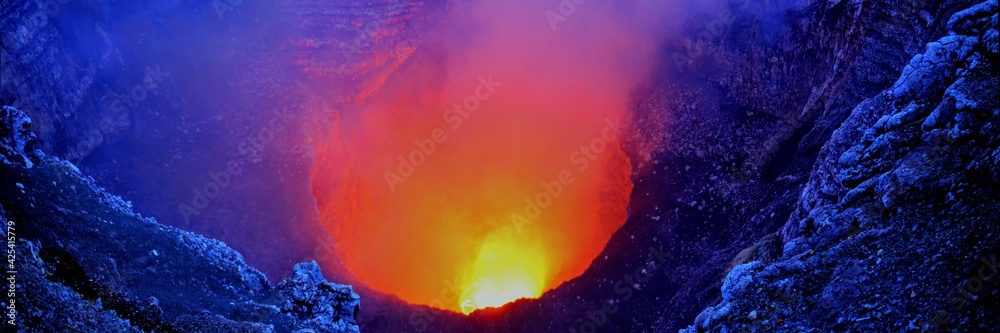 Au bord du cratère Santiago sur le volcan Masaya au Nicaragua