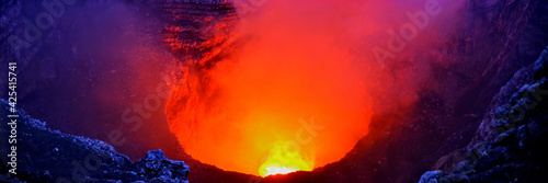 Obraz na płótnie Au bord du cratère Santiago sur le volcan Masaya au Nicaragua w salonie