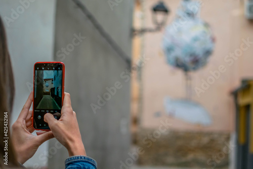 Obraz na płótnie Joven turista tomando fotografías con su teléfono móvil.
Young tourist taking pictures with his mobile phone
w salonie
