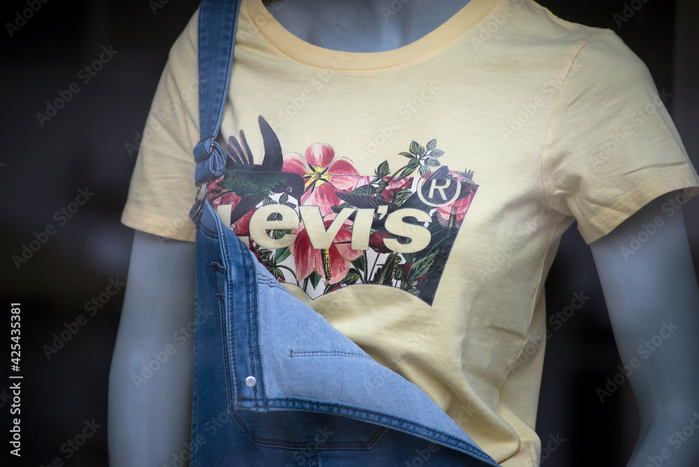 Mulhouse - France - 4 April 2021 - Closeup of yellow tee-shit by levi's on  mannequin in a fashion store showroom Stock 사진 | Adobe Stock