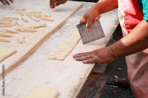 the process of slicing the dough bolang baling photo