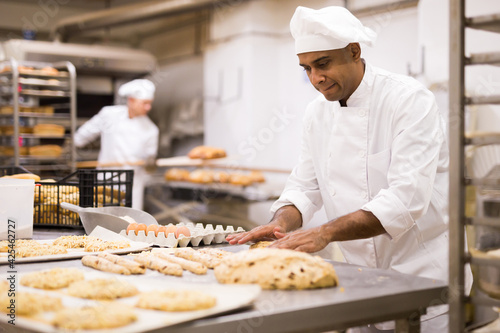 Valokuva Making sweet buns and eggs in a bakery kitchen