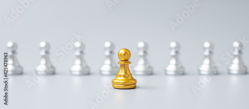 golden chess pawn pieces or leader businessman stand out of crowd people of silver men. leadership, business, team, teamwork and Human resource management concept