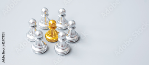 golden chess pawn pieces or leader  leader businessman with circle of silver men. leadership, business, team, and teamwork concept photo