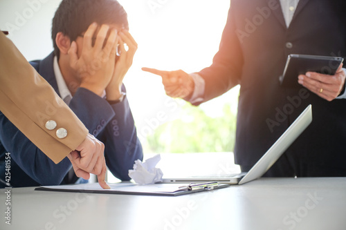 Foto Angry boss  Bullying with an out of control boss shouting to a stressed employee